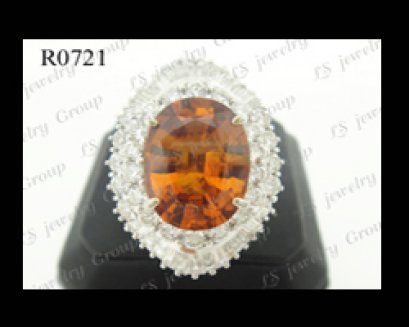 แหวนบุษราคัมจันทบุรีธรรมชาติเจียระไน (Certified Natural Yellow Sapphire Ring) ล้อมเพชร Heart&Arrow - Russian Cut
