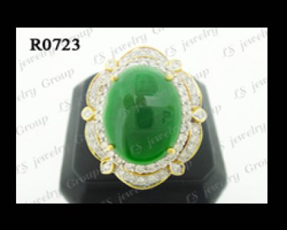 แหวนหยกพม่าธรรมชาติหลังเบี้ย (Certified Natural Burma Jade Ring) ล้อมเพชร Heart&Arrow - Russian Cut