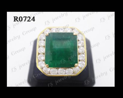 แหวนมรกตโคลัมเบียธรรมชาติเจียระไน (Certified Natural Columbia Emerald Ring) ล้อมเพชร Heart&Arrow - Russian Cut