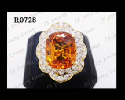 แหวนบุษราคัมจันทบุรีธรรมชาติเจียระไน (Certified Natural Yellow Sapphire Ring) ล้อมเพชร Heart&Arrow - Russian Cut
