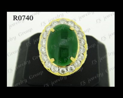 แหวนหยกพม่าธรรมชาติหลังเบี้ย (Certified Natural Burma Jade Ring) ล้อมเพชร Heart&Arrow - Russian Cut