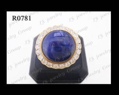 แหวนไพลินพม่าธรรมชาติหลังเบี้ย (Certified Natural Unheated Burma Blue Sapphire Ring) ล้อมเพชร Heart&Arrow - Russian Cut