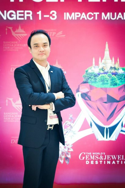 ดร.พีรวัฒน์ และคุณธัชวิน สุรเศรษฐ M.D. L.S. Oriental Jewelry เข้าร่วมงานแสดงจิวเวลรี่ที่ใหญ่ที่สุดในประเทศ Bangkok Gems & Jewelry Fair ครั้งที่ 62 ณ.บูธ L.S. Oriental Jewelry เลขที่ CC14,16,18  DD13,15,17 เมืองทองธานี Challenger Hall2 ในวันที่ 7ก.ย.61