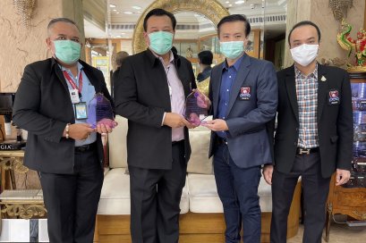 ห้างเพชรหลีเสง (L.S.Jewelry Group) ได้รับรางวัล "องค์กรดีเด่น" จาก สมาคมหนังสือพิมพ์ส่วนภูมิภาคแห่งประเทศไทย โดยมี คุณอนันต์ นิลมานนท์ นายกสมาคมฯ เป็นตัวแทนมามอบให้กับ ดร.พีรวัฒน์-ดร.ธัชวิน สุรเศรษฐ กรรมการผู้จัดการ ห้างเพชรหลีเสง (L.S.Jewelry G