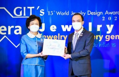ดร.ธัชวิน สุรเศรษฐ M.D. L.S. Jewelry Group (ห้างเพชรหลีเสง) ได้รับเกียรติเป็นคณะกรรมการตัดสินการประกวด และได้ร่วมพิธีมอบรางวัลชนะเลิศ โครงการประกวดออกแบบเครื่องประดับ GIT’s World Jewelry Design Awards 2021 ชิงถ้วยพระราชทานจากสมเด็จพระเจ้าน้องนางเธอ เจ้าฟ้