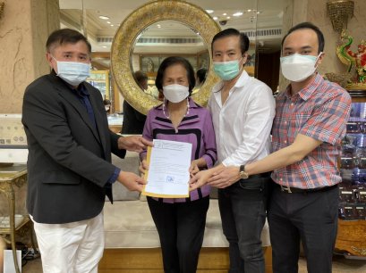 ดร.นฤมล สุรเศรษฐ ประธานกลุ่ม L.S. Jewelry Group(ห้างเพชรหลีเสง) ได้รับรางวัลผู้ปิดทองหลังพระ ประจำปี 2564 จาก ท่านศาสตราจารย์พิเศษ วิชา มหาคุณ โดยมี ท่านสุทิน บัวตูม (เลขาท่านศาสตราจารย์พิเศษวิชา มหาคุณ) เป็นผู้เชิญหนังสือรับรางวัล พร้อมด้วย ดร.พีรวัฒน์-ด