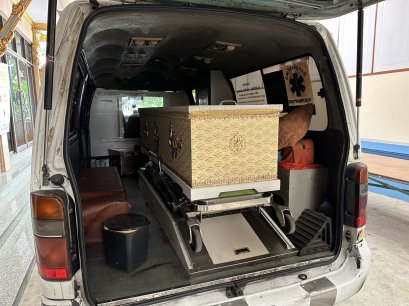  ห้างเพชรหลีเสง (L.S.Jewelry Group) โดย ดร.นฤมล-ดร.พีรวัฒน์-ดร.ธัชวิน สุรเศรษฐ M.D.L.S.Jewelry Group (ห้างเพชรหลีเสง), ประธานกต.ตร.กทม.(ภาคประชาชน) และประธานกต.ตร.บก.น.1 บริจาคโลงศพให้กับผู้เสียชีวิต โดยมอบมอบหมายให้ทีมงาน รับร่างพระลูกวัดอายุ 41 ปี จากวั