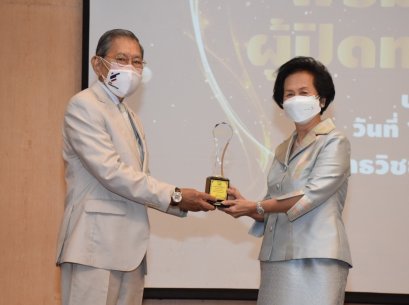 ศาตราจารย์พิเศษ วิชา มหาคุณ ประธานกรรมการมูลนิธิต่อต้านการทุจริต เป็นประธานมอบรางวัล “ผู้ปิดทองหลังพระ” ประจำปี 2564 แก่ พล.ต.อ.สุวัฒน์ แจ้งยอดสุข ผู้บัญชาการตำรวจแห่งชาติ, ดร.นฤมล สุรเศรษฐ ประธานกรรมการ L.S.Jewelry Group, ศาสตราจารย์นายแพทย์ ยง ภู่วรวรรณ