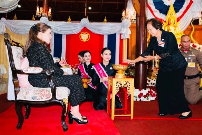 ทูลกระหม่อมหญิงอุบลรัตนราชกัญญา สิริวัฒนาพรรณวดี พระราชทานของที่ระลึกแก่ ดร.นฤมล สุรเศรษฐ ประธานกรรมการ L.S. Jewelry Group 