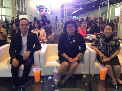 คุณดวงกมล เจียมบุตร ผ.อ. GIT และคุณธัชวิน สุรเศษฐ M.D. L.S. Jewelry Group ในพิธีเปิดงานแถลงข่าว GIT’s World Jewelry Design Award 2018 ในวันที่ 23 ก.พ. 61 ณ. งาน Bangkok Gems & Jewelry Fair ครั้งที่ 61