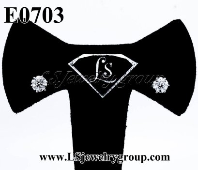 ต่างหูเพชรแท้ธรรมชาติ (Natural Diamonds) 1.00 Ct. มีใบ Cer E color (น้ำ 99%)/VVS