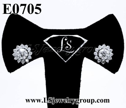 ต่างหูเพชรแท้ธรรมชาติ (Natural Diamonds) 1.97 Ct. มีใบ Cer E color (น้ำ 99%)/VVS