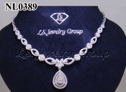 สร้อยคอเพชรห้อยเพชรกระจุกล้อมเพชรหยดน้ำ  4.85  Ct.