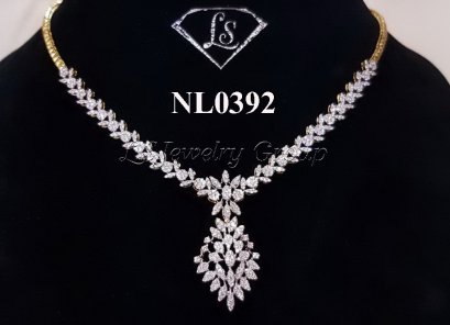 สร้อยคอเพชรห้อยเพชรดอกไม้ 4.02  Ct.