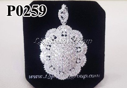 จี้เพชรกระจุกกลมล้อมดอกไม้