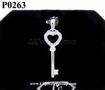 จี้เพชรรูปกุญแจ Heart &amp; Arrow – Russian Cut