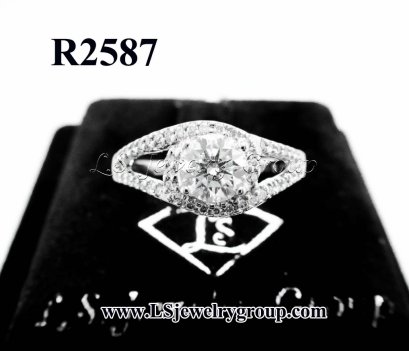 แหวนเพชรแท้ธรรมชาติ (Natural Diamonds)  0.71 Ct.