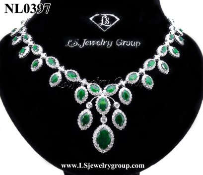 สร้อยคอหยกพม่าเจียระไน ประดับเพชรล้อม  เพชร Heart &amp; Arrow – Russian Cut