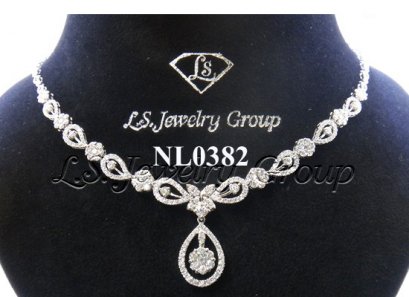 สร้อยคอเพชรห้อยเพชรกระจุกล้อมเพชรหยดน้ำ 4.80 Ct. น้ำ99%