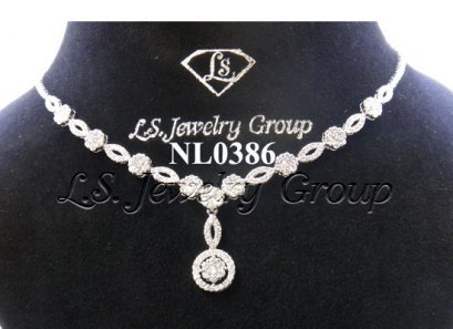 สร้อยคอเพชรห้อยเพชรกระจุกล้อมเพชรทรงกลม 4.20 Ct. น้ำ99%