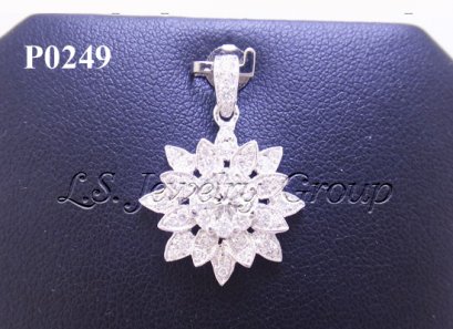 จี้เพชรกระจุกดอกไม้ 0.90 Ct. น้ำ99%