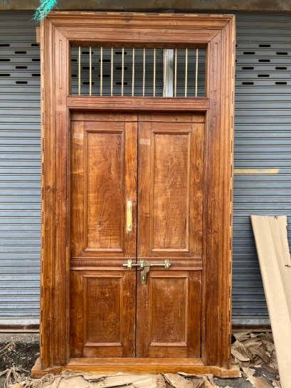 ประตูอังกฤษบานเรียบ หน้าต่างช่องแสงแต่งทองเหลืองกลึง