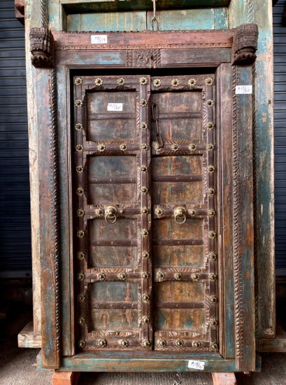 ประตูโบราณบานเล็กแต่งหมุดดอกไม้ทองเหลือง