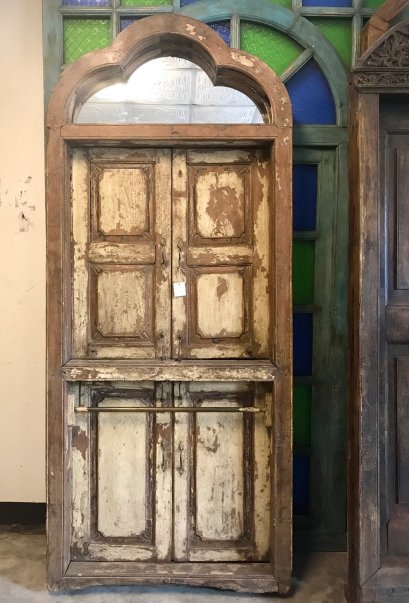 หน้าต่างไม้เก่าวินเทจทรงสูงแต่งซุ้มโค้งกระจกเงา