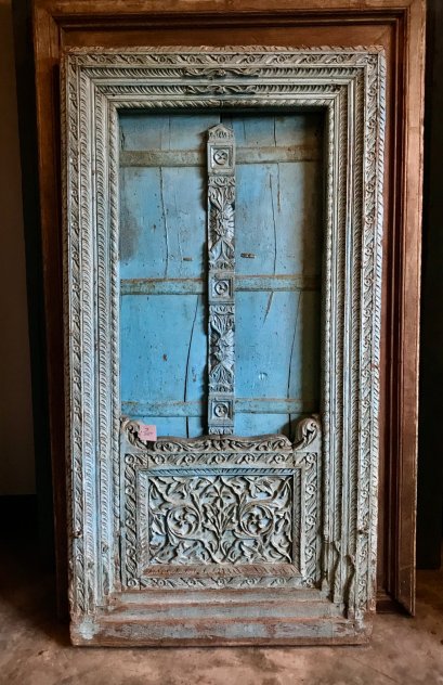 หน้าต่างไม้แท้ทาสีฟ้าแต่งแผ่นไม้แกะสลัก