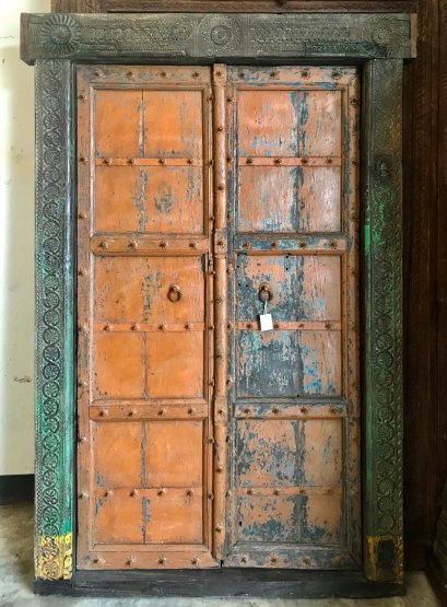 ประตูไม้สีเก่าดั้งเดิมแกะสลักลายโบราณรอบวงกบ