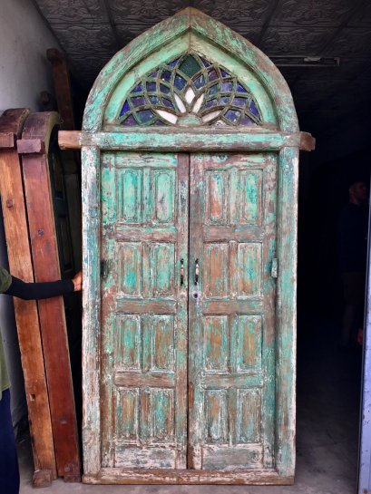 ประตูไม้สูงแบบยุโรปสีเขียววินเทจแต่งซุ้มกระจกหน้าจั่ว