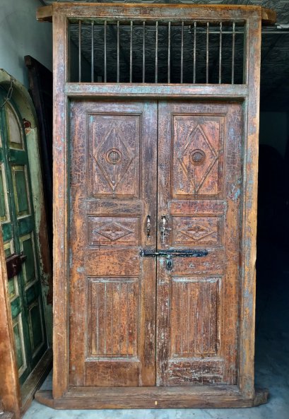 ประตูไม้ทรงสูงส่วนบนแต่งเหล็กกลึงวินเทจ