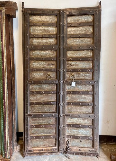 บานประตูไม้อินเดียแต่งแผ่นโลหะและหมุดเหล็ก