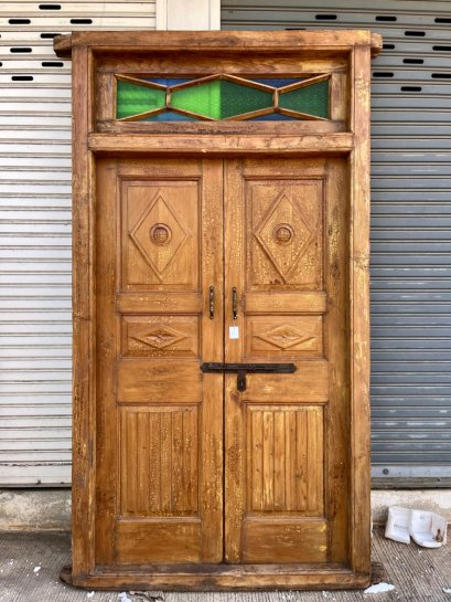 ประตูไม้บานสูงแต่งกระจกสีวินเทจ