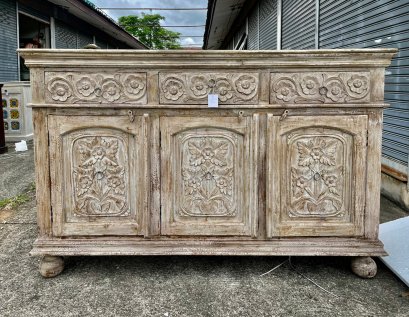 ตู้ไม้สีขาวขัดหยาบแกะสลักลายดอก 3 ประตู 3 ลิ้นชัก