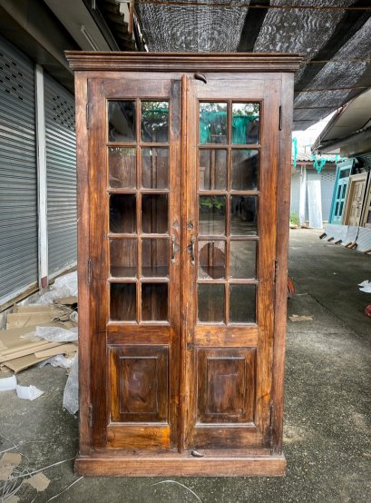 CTL31 ตู้โชว์ประตูกระจกโครงไม้สีเข้มสวยคลาสสิค