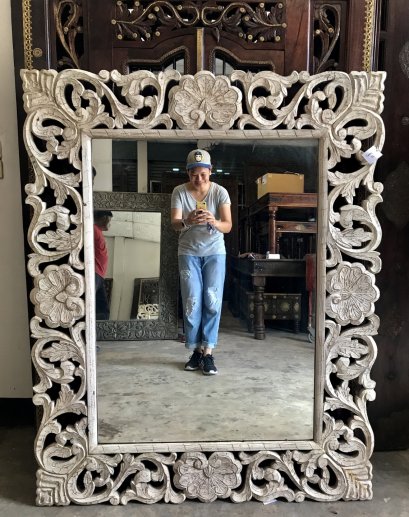 Caved Mirror Frame in White Color