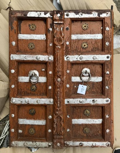 บานหน้าต่างไม้เก่าแต่งดอกไม้ทองเหลือง