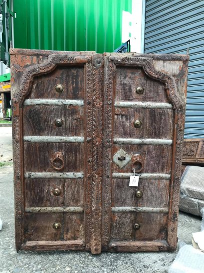 หน้าต่างบานคู่ลายไม้ลึกสวยแต่งหมุดทองเหลือง