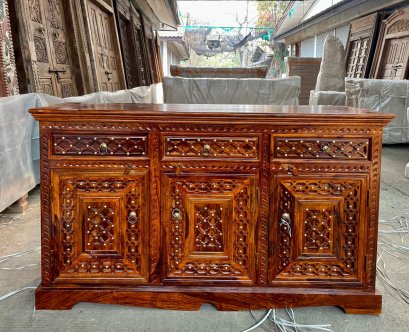 ตู้ไม้ยาวเนื้อไม้สวยแต่งหมุดทองเหลืองสวยๆ