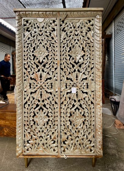 ตู้ไม้สีขาวขัดหยาบ ประตูฉลุลายทั้งบาน