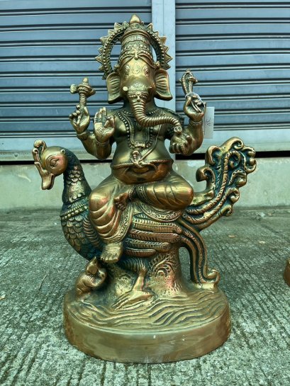 พระพิฆเนศประทับนั่งบนนกยูง