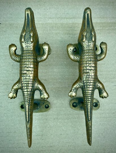 มือจับโบราณทองเหลืองหล่อจระเข้