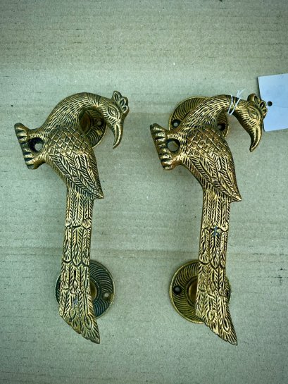 มือจับประตูทองเหลืองนกยูงคู่งาม