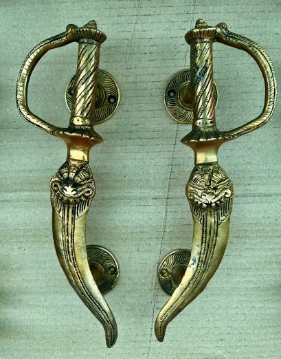 มือจับประตูทองเหลืองทรงดาบโค้ง