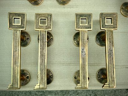 มือจับทองเหลืองทรงเรขาคณิตโดดเด่น