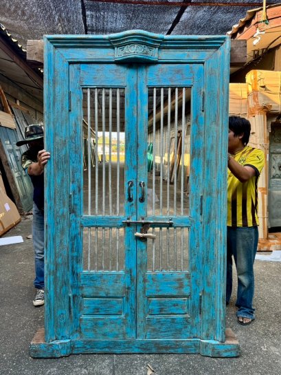 ประตูโบราณวินเทจสีฟ้าแต่งเหล็กกลึง