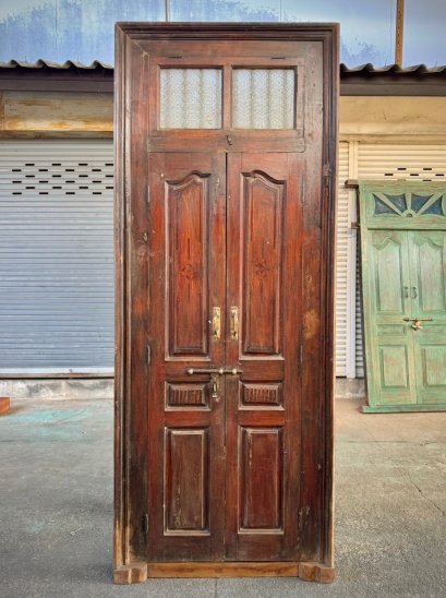 ประตูไม้สูงสีเข้มแต่งช่องแสงกระจกขุ่น