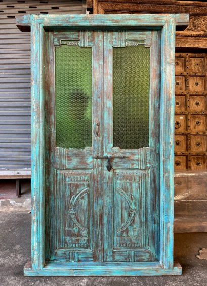 ประตูโบราณสีฟ้าแต่งกระจกสีลายดอกพิกุล