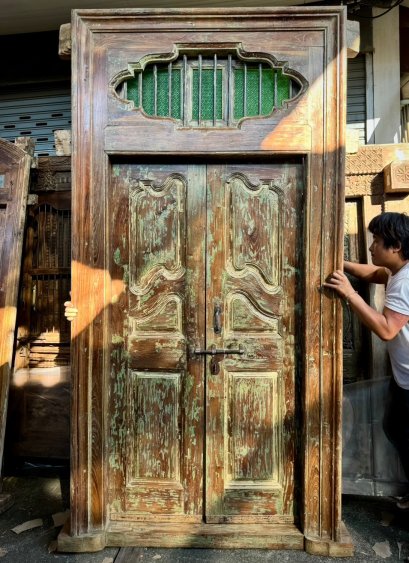 ประตูไม้สักสีเขียวเก่าดั้งเดิม